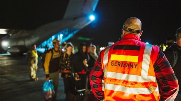 Bundeswehr beendet Evakuierung aus dem Sudan Aus dem Sudan evakuierte Personen treffen auf der jordanischen Luftwaffenbasis Al-Azraqu ein.
