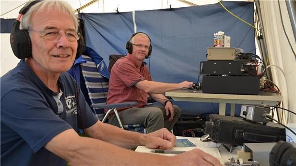 Aus dem Zelt am Fuß des Oberfeuers Preußeneck stellen die Amateurfunker Manfred Baake (vorne) aus Elsfleth und Thomas Gröne aus Burhave weltweit Verbindungen her.