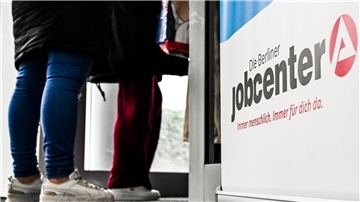 Aus den Ländern und von Verbänden gibt es erheblichen Widerstand gegen den Plan, manche Bürgergeld-Empfänger zum monatlichen Gang zum Jobcenter zu verpflichten. (Symbolbild)