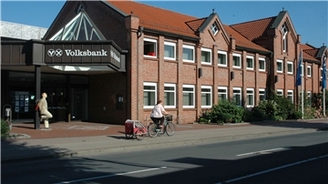 Rotes Bürogebäude an einer Straße