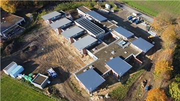 Aus der Luft wird die Größe des Projekts deutlich: Die neue Kita in Bexhövede bietet auf 1500 Quadratmetern Platz für 130 Kinder.