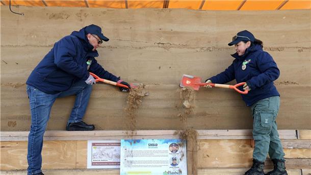 Aus diesem Sandblock werden Figuren geformt.