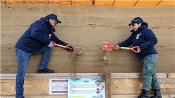 Aus diesem Sandblock werden Figuren geformt.
