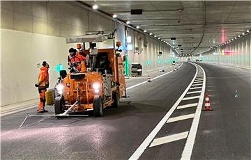 Aus einer Kaltplastik werden Bremerhavens erste Rüttelstreifen gespritzt. Mit der Fahrbahnmarkierung gelten die Bauarbeiten im Hafentunnel als abgeschlossen.