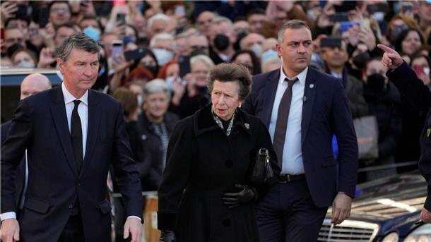 Aus England ist Prinzessin Anne zur Beerdigung gekommen.
