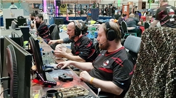 Aus ganz Deutschland kamen die Teilnehmer der LAN-Party in die Braker Großsporthalle. Einige waren sogar aus dem Ausland angereist. Die weiteste Anreise hatte ein Besucher aus Irland.