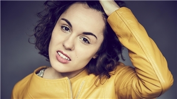 Aus Hamburg kommt die junge Jazzsängerin Cleo.