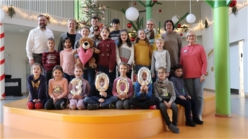 Aus jeder Klasse kam ein Kind zur Spendenübergabe. Beim Sponsorenlauf haben die Schülerinnen und Schüler 3.000 Euro für das Kinder- und Jugendhospiz in Syke erlaufen.