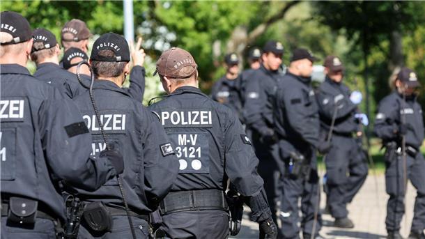 „Stern“: 400 Polizisten der Länder unter Extremismusverdacht Aus Mecklenburg-Vorpommern gab es keine aktuellen Zahlen dazu, gegen wie viele Polizisten Verfahren wegen des Verdachts auf rechtsextremistische Gesinnung geführt werden (Symbolbild).