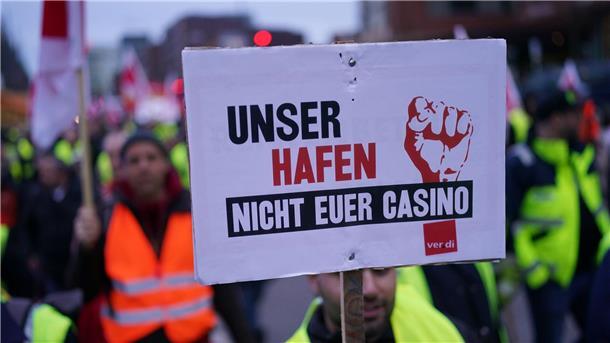 Umstrittener MSC-Deal - Bürgerschaft entscheidet wohl später Aus Protest gegen den Einstieg von MSC bei der HHLA sind Hafenarbeiter sogar bereits in einen wilden Streik getreten.