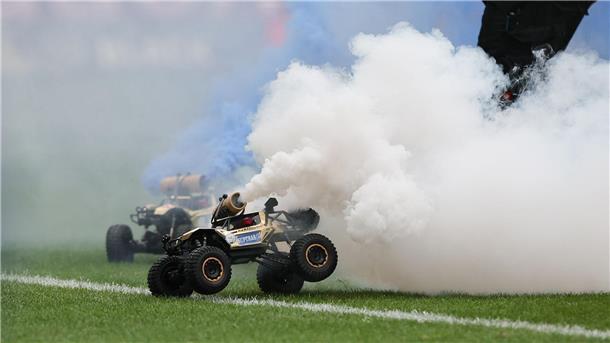 Bilder des Tages Aus Protest gegen den geplanten Investorendeal der Deutschen Fußball Liga haben Fans des FC Hansa Rostock ferngesteuerte Auto mit blau-weißen Rauchfackeln auf den Platz fahren lassen.