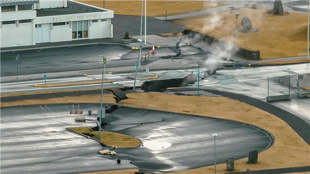 Vulkangefahr auf Island: Stadt Grindavík evakuiert Aus Rissen im Boden in der isländsichen Stadt Grindavik steigt Rauch auf (Luftaufnahme mit Drohne).