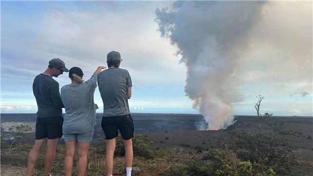 Aus sicherer Entfernung beobachten Menschen den Vulkanausbruch auf Hawaii.