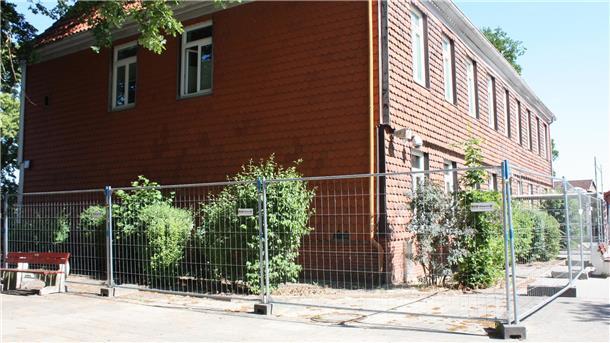 Ein Bauzaun grenzt das „Alte Forsthaus“ der Grundschule Hagen ab.