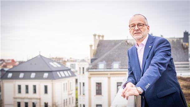 Aus Sicht der Opposition ist Bernd Schomaker eine Symbolfigur für Fehler der Koalition: Der FDP-Politiker sei trotz der nicht ausreichenden Qualifikation zum hauptamtlichen Baustadtrat ernannt worden, bemängeln drei von vier Oppositionsparteien.