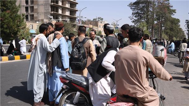 Fast 2500 Tote: Verzweiflung nach Erdbeben in Afghanistan Aus Sorge vor Gebäudeeinstürzen haben Anwohner in Herat ihre Häuser verlassen.