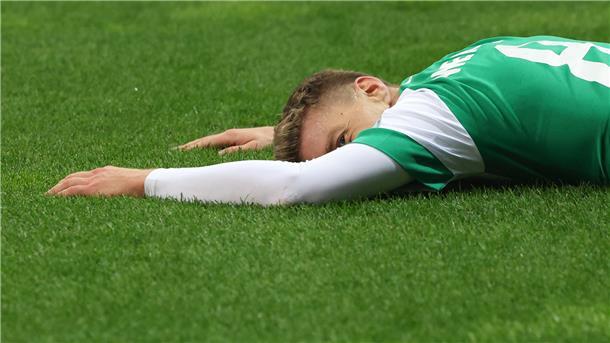 Bremens Mitchell Weiser liegt auf dem Rasen.