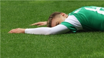 Bremens Mitchell Weiser liegt auf dem Rasen.