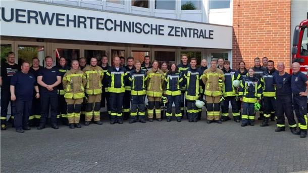 Ausbilderteam und Teilnehmer des ersten QS3-Lehrgangs (Truppführer/in) an der FTZ Schiffdorf. Alle 23 Teilnehmer bestanden ihre Leistungsprüfung, ebenso so zweite Lehrgang mit 26 Teilnehmern.