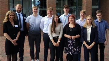 Ausbildungsleiterin Pia-Charlotte Holthaus, der kommissarische Amtsleiter Sebastian Rackow und Ausbildungshauptsachbearbeiter Erik Brendler (von links) freuen sich, dass Fynn Romann, Melvin Horch, Malte Schuhmann und Luca Thormählen (hinten, von links) ebenso wie Johanna Schwegmann, Tanja Wegscheid und Majandra Hofschildt (vorne, von links) ihre Ausbildung beim Finanzamt Nordenham begonnen haben.