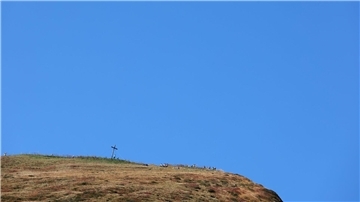 Ausflügler genießen auf dem Gipfel des Fellhorns (Bayern) den Sonnenschein.