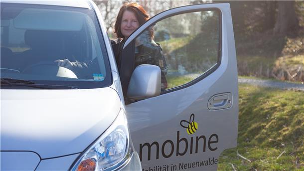 Ausflug nach Bad Bederkesa mit der „Mobine“. Bei dem E-Auto handelt es sich um einen siebensitzigen Van. Seit August 2019 können Mitglieder des Verkehrsvereins Neuenwalde das Carsharing-Modell nutzen.