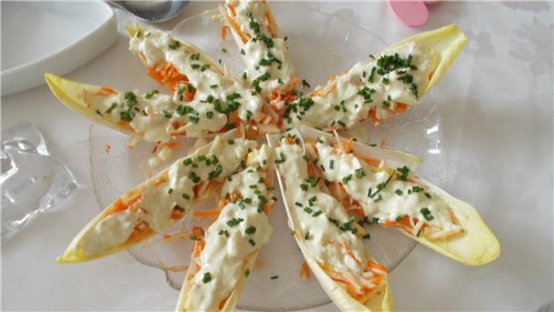 Ausgefallene Gerichte wie diese Chicorée-Schiffchen mit Curry-Sahne oder auch einfach gehaltene Rezepte: Leser verraten uns in der Serie „Aufgetischt“, was sie gerne kochen. Ab 11 Uhr hier auf NORD|ERLESEN.
