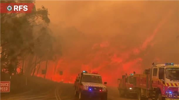 Buschfeuer in Australien außer Kontrolle Ausgelöst wurde das Buschfeuer nordwestlich von Sydney wohl durch einen Blitzschlag.