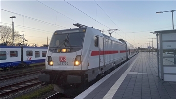 Zug am Bahnsteig