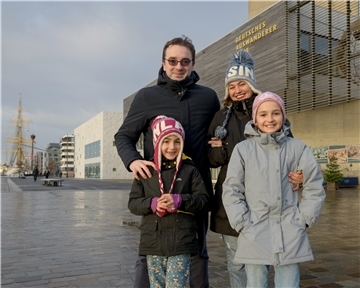 Vor dem Deutschen Auswandererhaus in Bremerhaven laufen die aus Italien eingewanderten Rumänen am Neuen Hafen entlang: Octavian Dobos, Monica Maftei mit Olivia und Amelia.