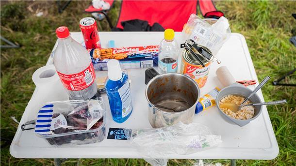 Ausgewogene Ernährung? Hier gibt es eine bunte Mischung aus Cornflakes, Dosen-Eintopf, Cookies und Weintrauben.