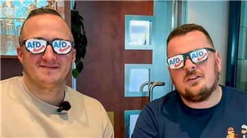 Ausschnitt aus einem Video der „Männer, die aufs Wasser starren“. Tenor: Informiere dich gut über die, die du wählen willst.