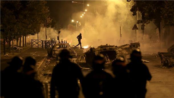 Frankreich: Regierung erlässt Beschränkungen nach Krawallen Ausschreitungen im Pariser Vorort Nanterre.
