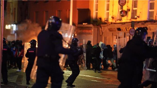 Ausschreitungen in Dublin nach Messerangriff auf Kinder Ausschreitungen in Dublin nach der Messerattacke.
