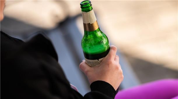 Studie: Wieder mehr junge Erwachsene mit Alkoholrausch Ausschweifendes Alkohol trinken nimmt laut einer Studie bei jungen Leuten wieder zu. (Archivbild)