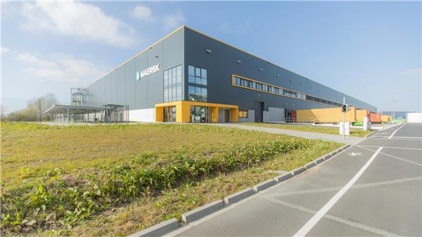 Außenansicht des modernen Logistikgebäudes mit Büro- und Lagerbereich.