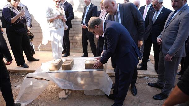 Wadephul glaubt nicht an rasche Rückkehr von Syrern Außenminister Johann Wadephul (CDU) macht sich ein Bild von einem Projekt, das Binnenvertriebenen ermöglichen soll, günstig mit Lehmziegeln zu bauen.