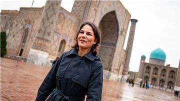 Außenministerin Annalena Baerbock auf dem  Registan in Samarkand.