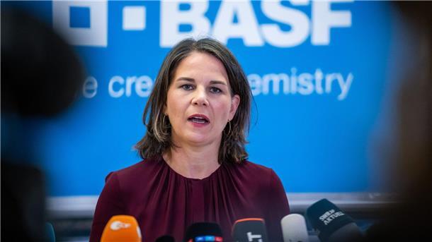 Baerbock wirbt für China-Strategie der Bundesregierung Außenministerin Annalena Baerbock besucht die BASF-Zentrale in Ludwigshafen