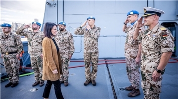 Außenministerin Annalena Baerbock besucht die Fregatte „Baden-Württemberg“ im Hafen von Beirut.
