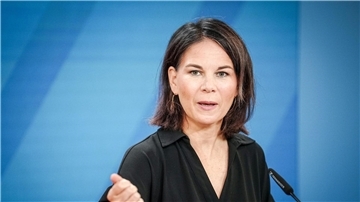 Außenministerin Annalena Baerbock (Bündnis 90/Die Grünen) blickt angespannt auf die Region Berg-Karabach.
