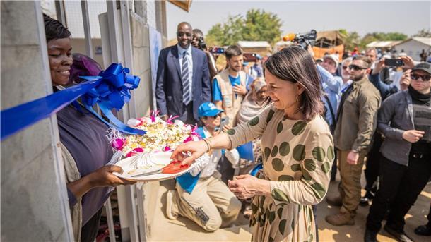 Außenministerin Annalena Baerbock eröffnet bei ihrem Besuch in der Flüchtlingssiedlung Gorom einen Rückzugsraum für Frauen.