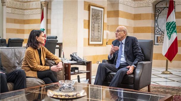 Außenministerin Annalena Baerbock führt ein Gespräch mit dem libanesischen Ministerpräsidenten Nadschib Mikati in Beirut.
