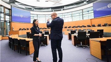 Außenministerin Annalena Baerbock (Grüne) besucht auf ihrer Sommerreise Hamburg. Am Rande kritisiert sie scharf den Umgang von Belarus mit einem Deutschen.