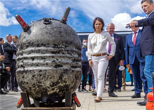 Gefährliche Altlasten: Was geschieht mit der Weltkriegsmunition in der Nordsee? Außenministerin Annalena Baerbock (Grüne) vor einer in der Nordsee geborgenen Wassermine aus dem Ersten Weltkrieg