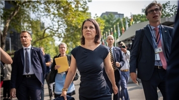 Außenministerin Annalena Baerbock hält sich in New York zum Festakt zum 25. Jahrestag des Römischen Statuts des Internationalen Strafgerichtshofs und zur Sitzung des UN-Sicherheitsts auf.