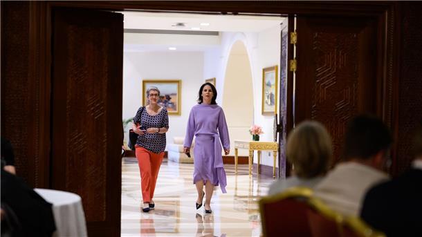Baerbock strandet in Doha - Raddefekt an Regierungs-Airbus Außenministerin Annalena Baerbock ist zusammen mit Katharina Ahrendts, Leiterin des Leitungsstabes, auf dem Weg, die Delegationsmitglieder im Hotel über den Raddefekt zu informieren.