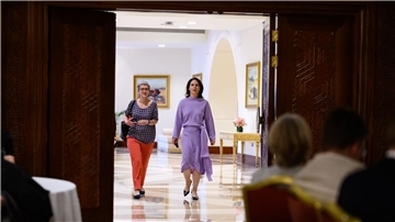 Außenministerin Annalena Baerbock ist zusammen mit Katharina Ahrendts, Leiterin des Leitungsstabes, auf dem Weg, die Delegationsmitglieder im Hotel über den Raddefekt zu informieren.