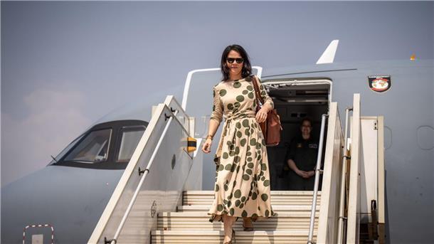 Außenministerin Annalena Baerbock kommt am Flughafen in Juba an.