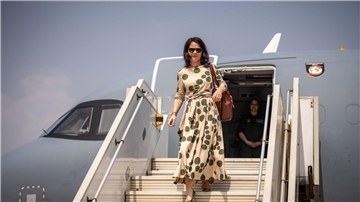 Außenministerin Annalena Baerbock kommt am Flughafen in Juba an.